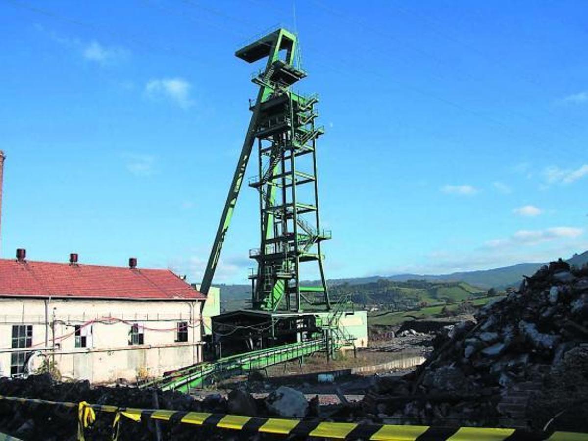 Castillete número dos de Mina La Camocha, por cuyo achatarramiento pujan las empresas.