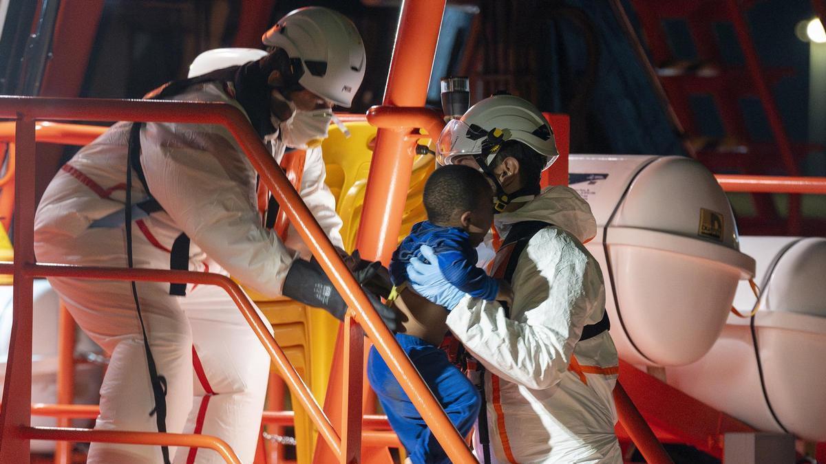 Un menor resacatado en un patera cerca de Lanzarote