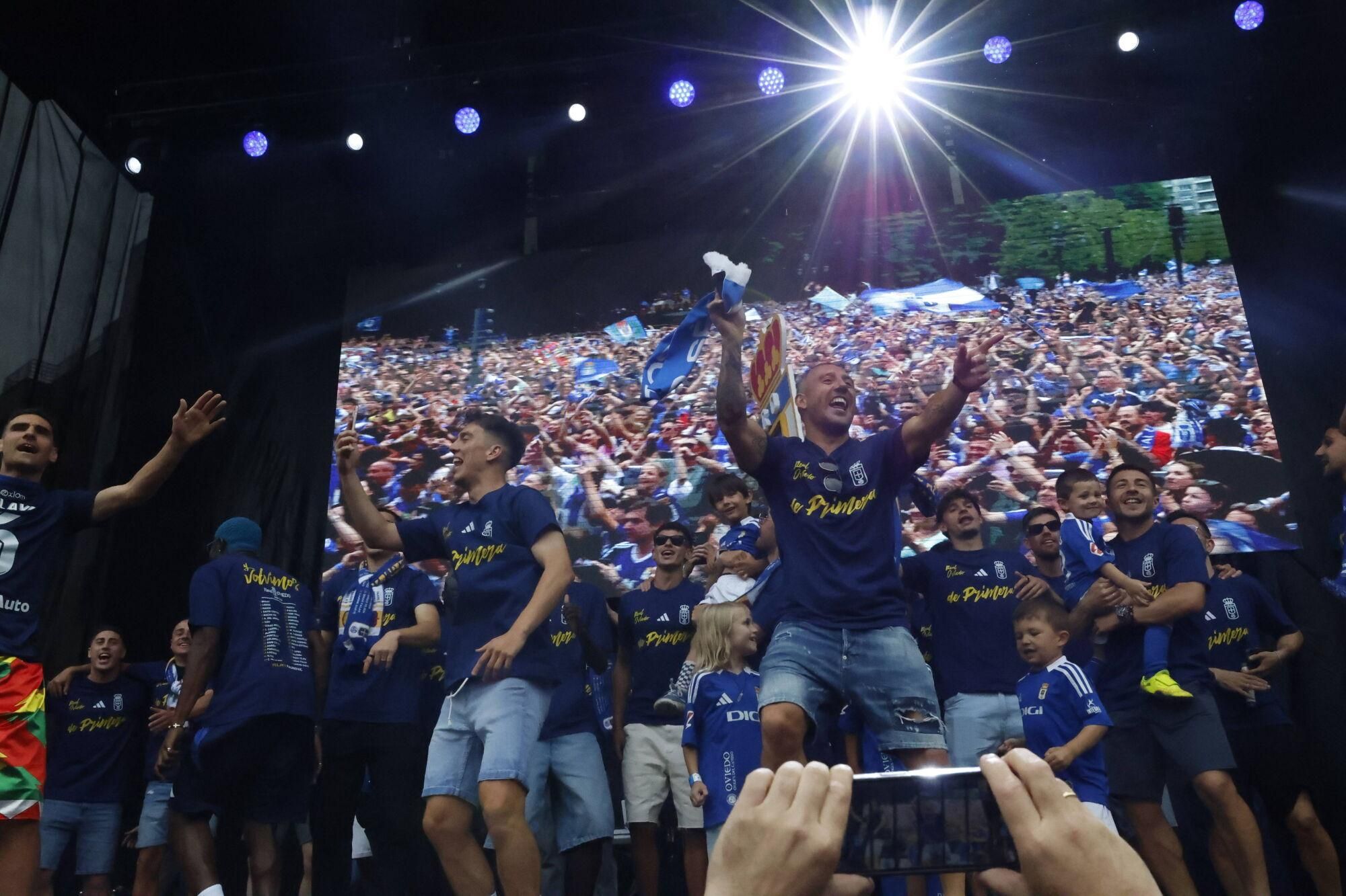 Locura azul en las calles de Oviedo para celebrar el ascenso del equipo a Primera División