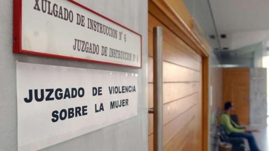 Imagen de la entrada del Juzgado de Violencia contra la Mujer de A Coruña. / juan varela