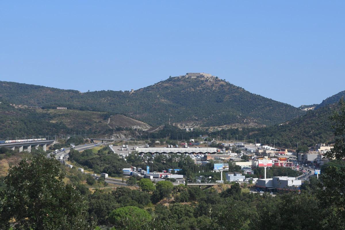Coll  de Panissars (esquerra), castell de Bellaguarda i coll del Pertús, des del dipòsit d’aigües de la Jonquera.