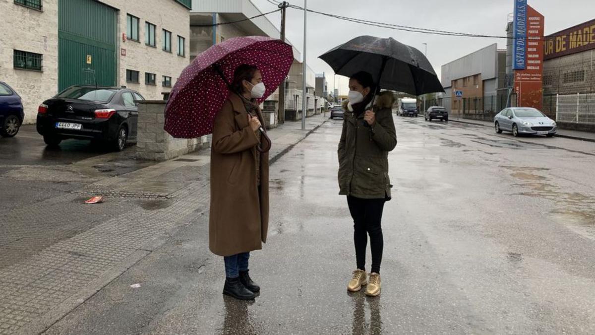 La concejala Aida Nuño (a la derecha), con la ingeniera municipal, Marta Rodríguez, ayer, durante la visita al polígono de Proni. | A. S.