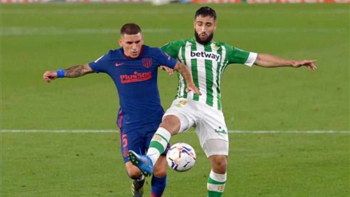 Fekir luchando el balón ante el Atlético