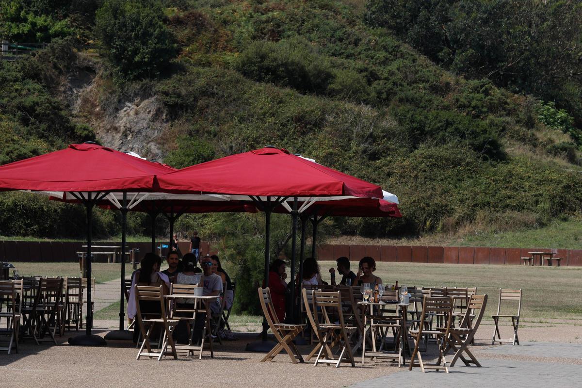 Un chiringuito en la playa de Arnao.