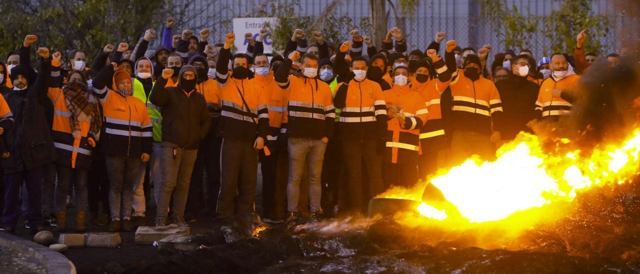 Los trabajadores de Pilkington protestan a las puertas de la fábrica de Sagunt ayer, durante el cuarto día de huelga en la planta. | DANIEL TORTAJADA