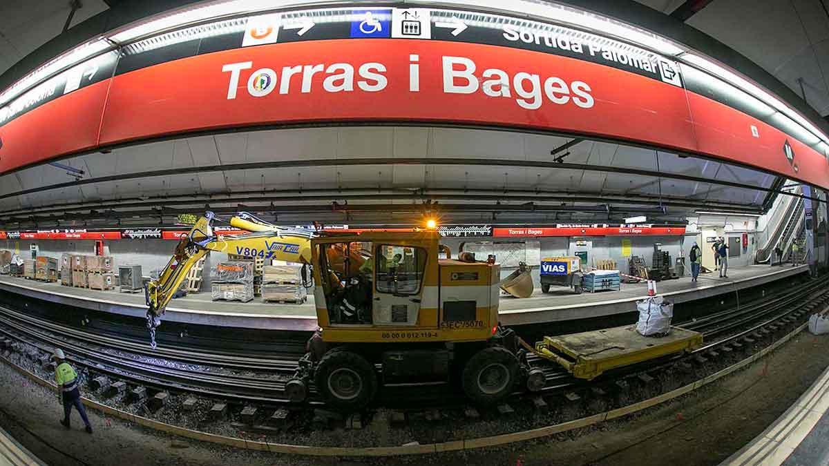 Sustitución de las vías en la estación de Torras i Bages de la línea 1, este martes.