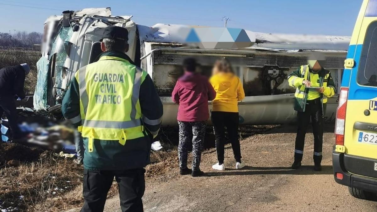 Camión volcado en Matilla de Arzón.