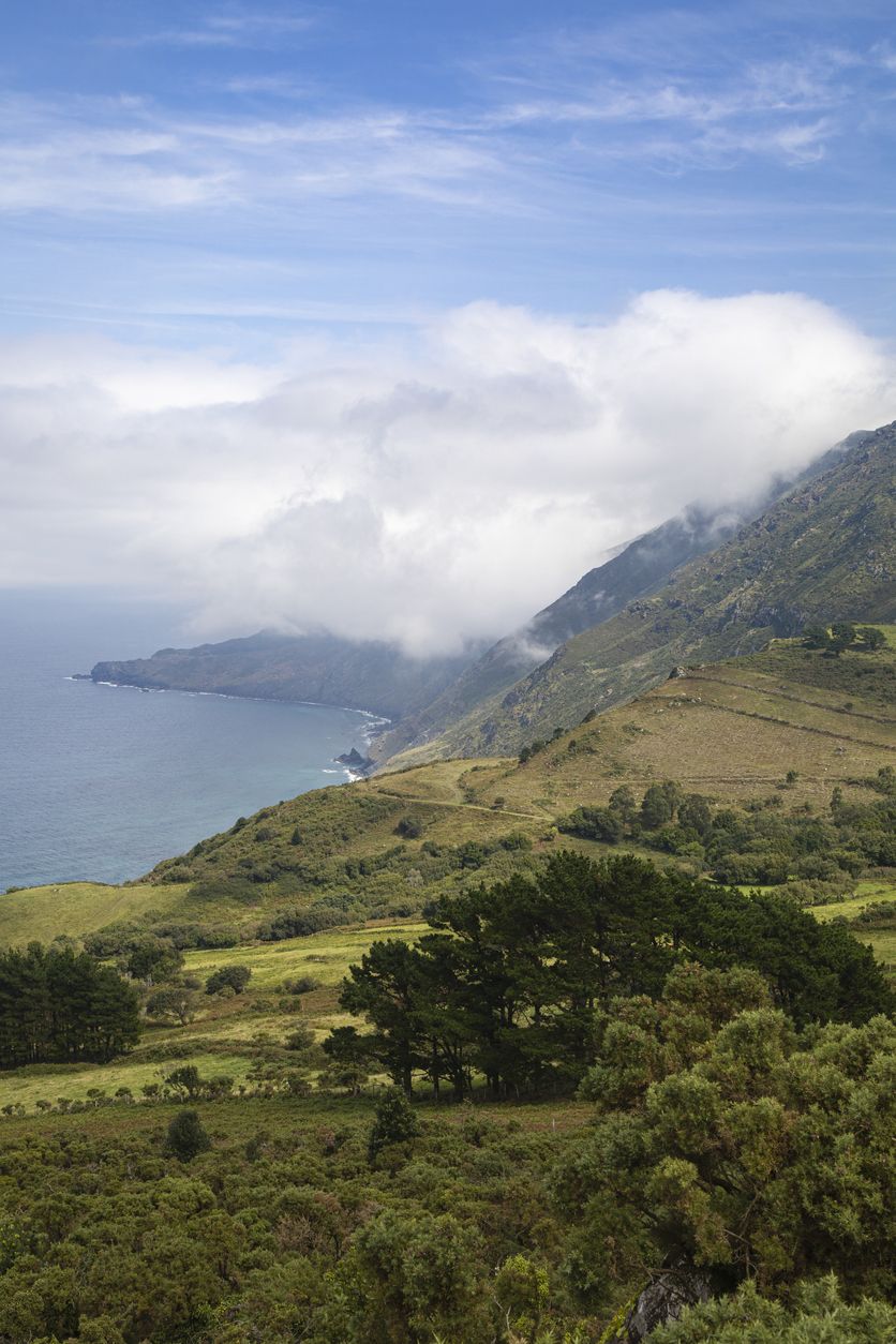 La playa es de las pocas de arena negra que no tiene un origen volcánico