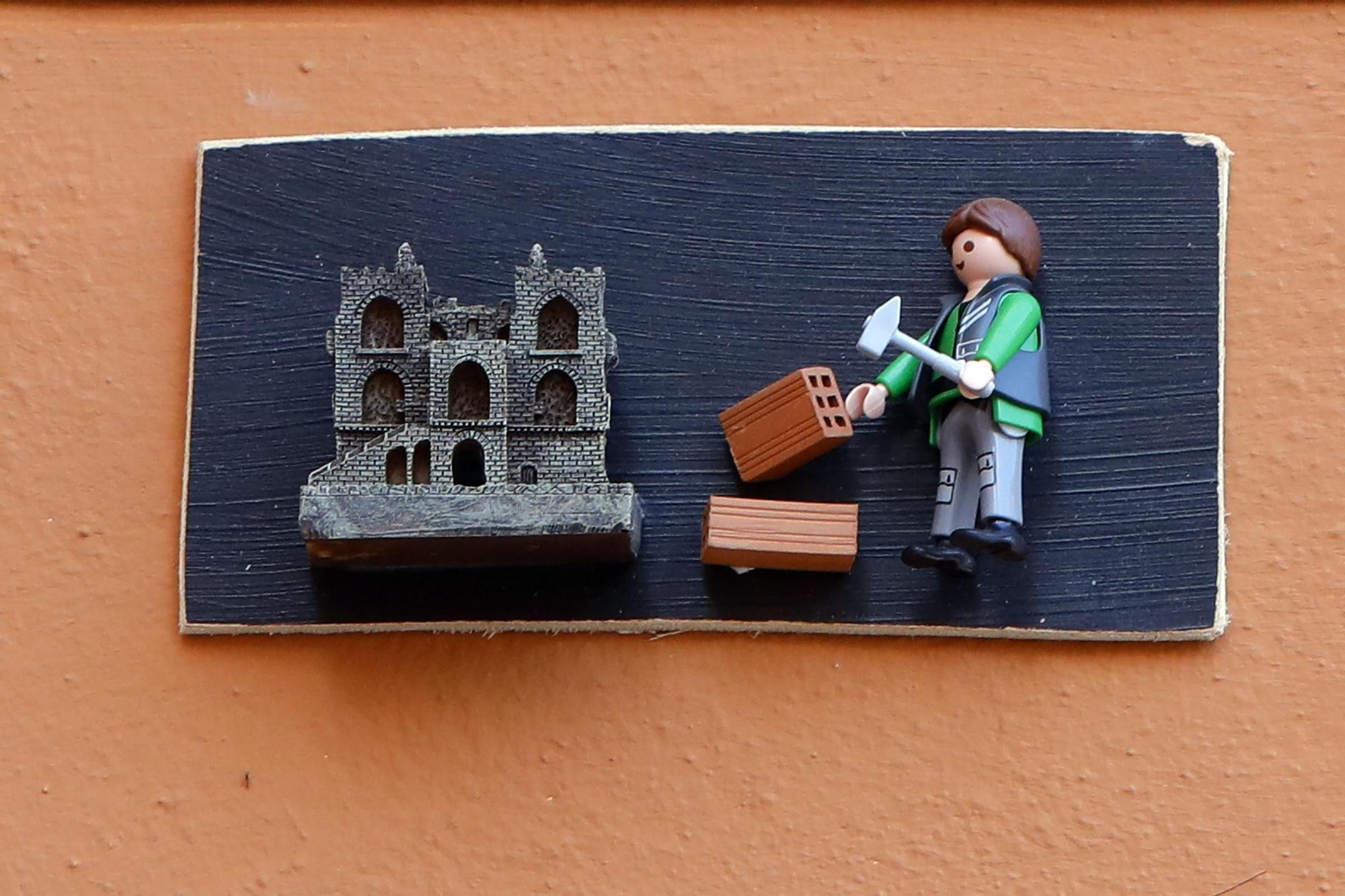 Figuras de Playmobil adornan las placas de calles en el centro de València