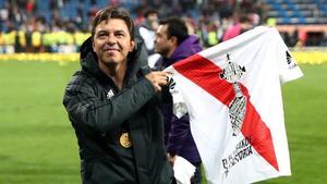 Marcelo Gallardo muestra la camiseta de River que certifica la Copa Conquistadores en el Bernabéu.