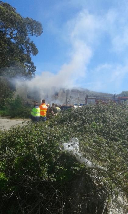 Hallado un cadáver tras un fuego en O Portiño