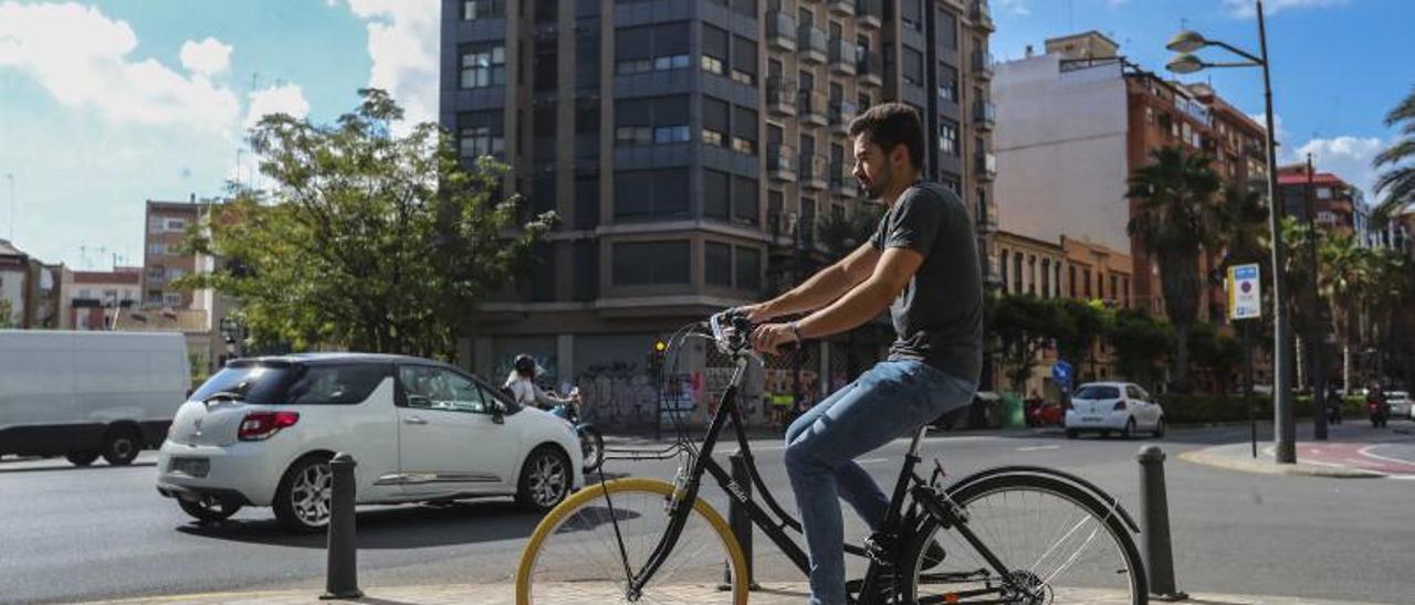 Un usuario utiliza una de las bicicletas amarillas de Kleta.  | F. CALABUIG