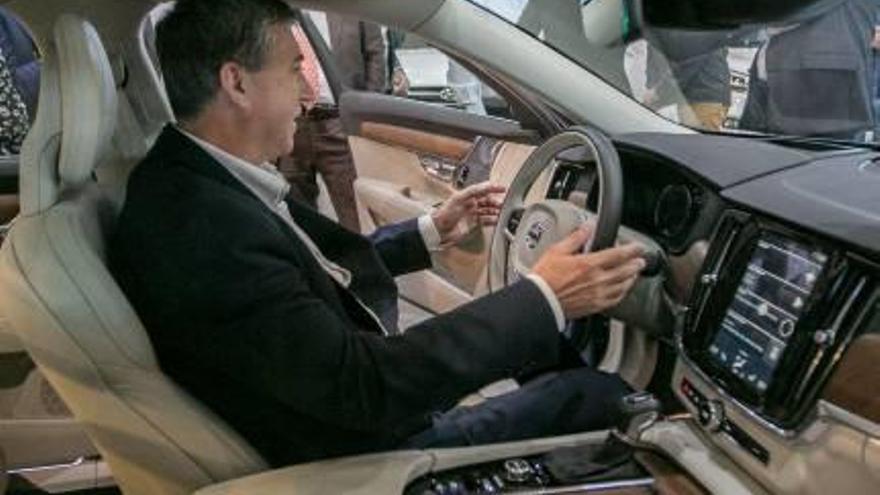 El conseller Rafael Climent en un coche en la feria.