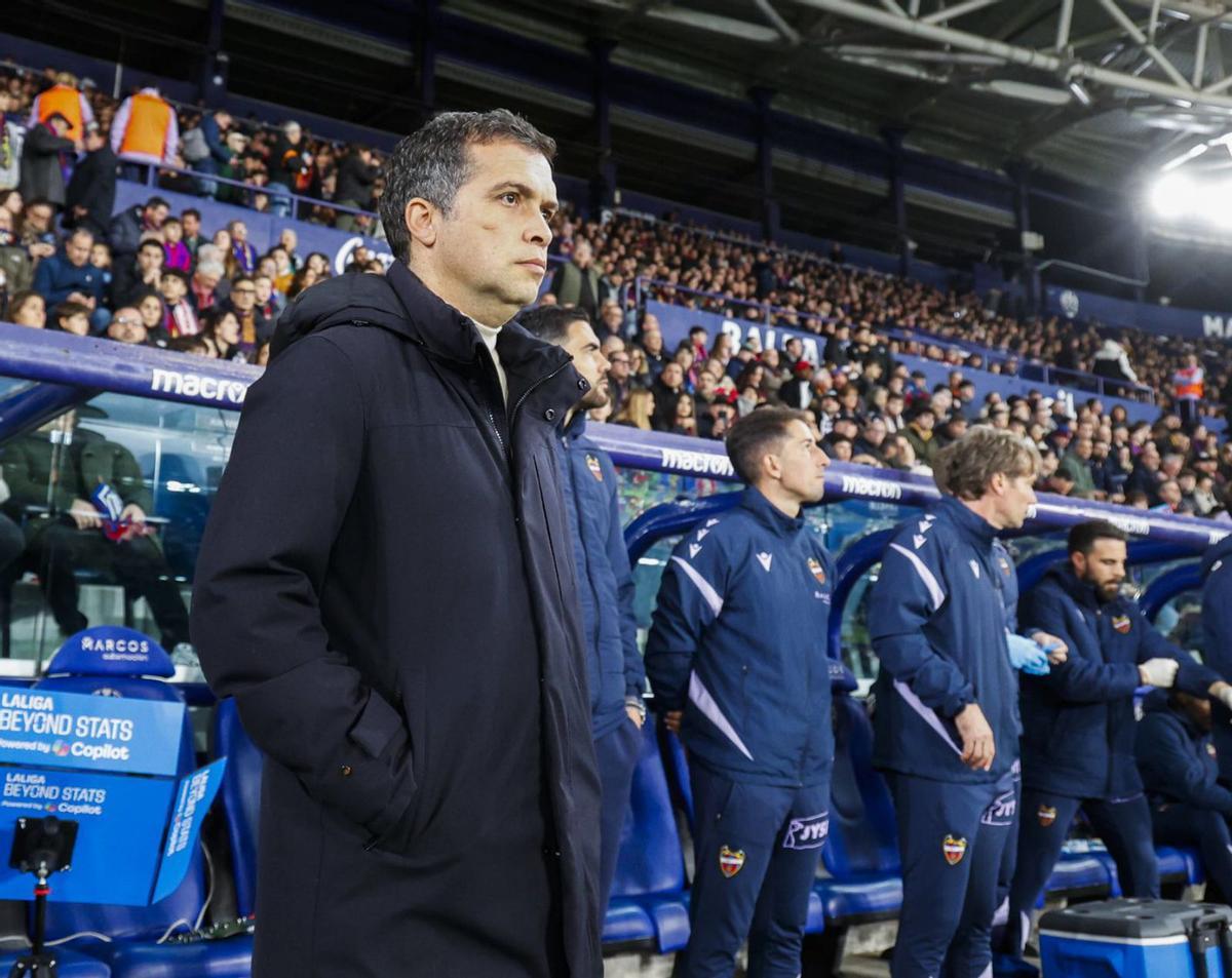 Luís Castro, en el banquillo del Ciutat del València, durante el partido contra el Elche, el pasado viernes. | GERMÁN CABALLERO