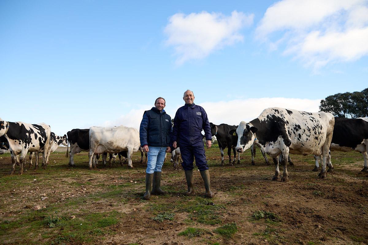 Roberto González, de la granja la Fortuanata, junto a Ángel García, de la granja La Huerta.