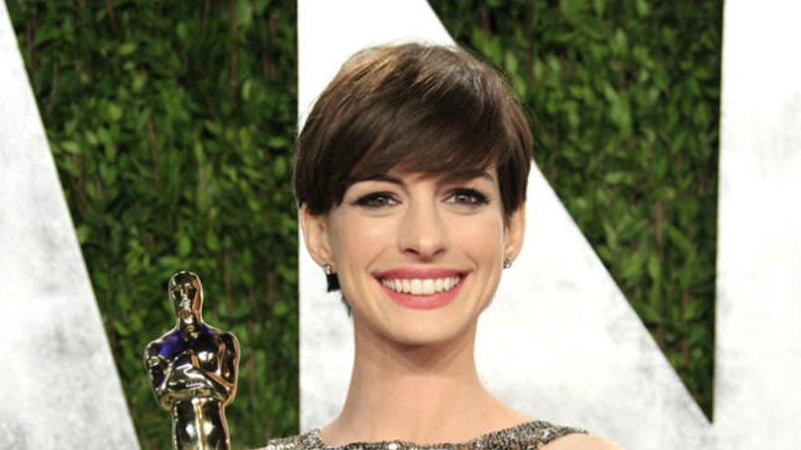 La actriz Anne Hathaway con su premio Oscar.