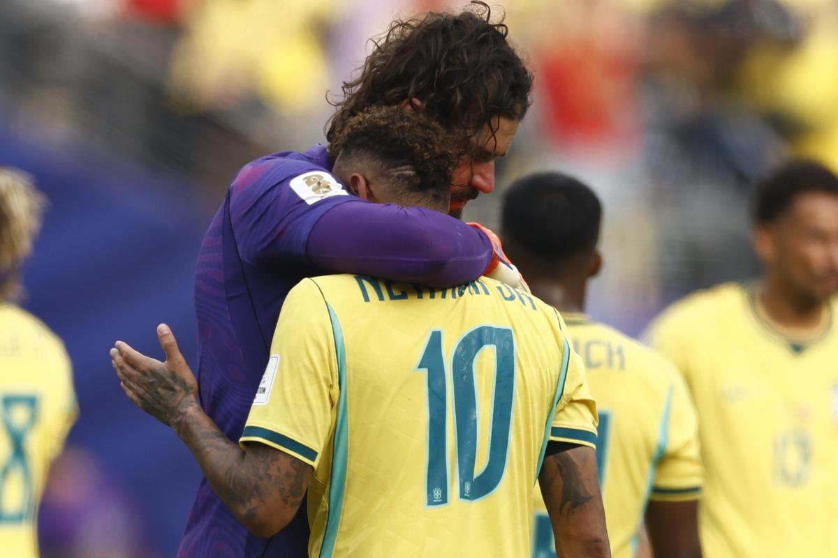 El brasileño Neymar (d) es consolado por el portero Alisson tras la eliminación de Brasil en el Mundial 2026