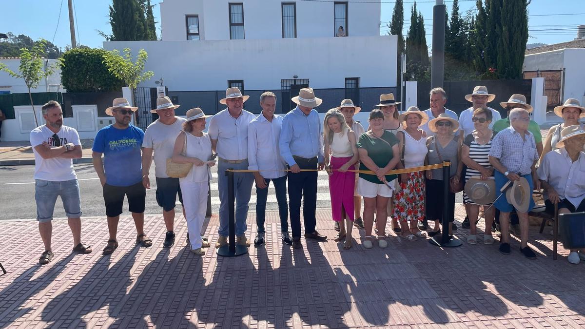 La alcaldesa, Carmen Ferrer, junto al presidente, Vicent Marí, y una multitud de vecinos, en el momento que corta la cinta de inauguración de la nueva travesía.