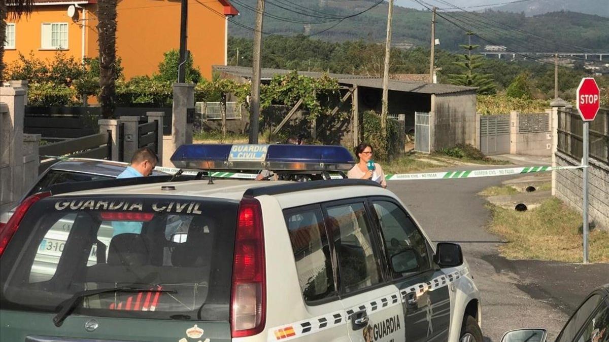 Vista de la zona precintada por el triple crimen cometido en la manana de este lunes en la parroquia de Cordeiro de Valga (Pontevedra)