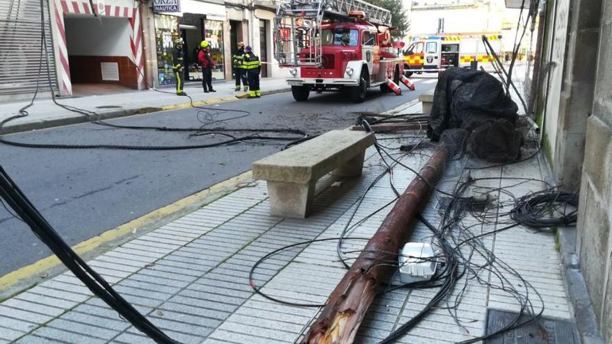 Colapsado el centro de Vilagarcía al derribar un camión un poste telefónico