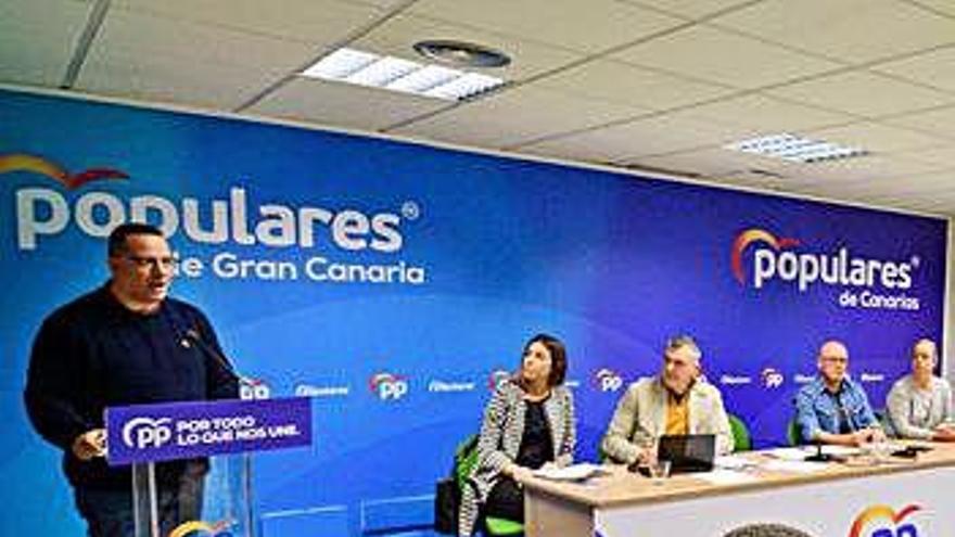 Poli Suárez (izq), analiza los resultados ante la mirada del Comité insular.