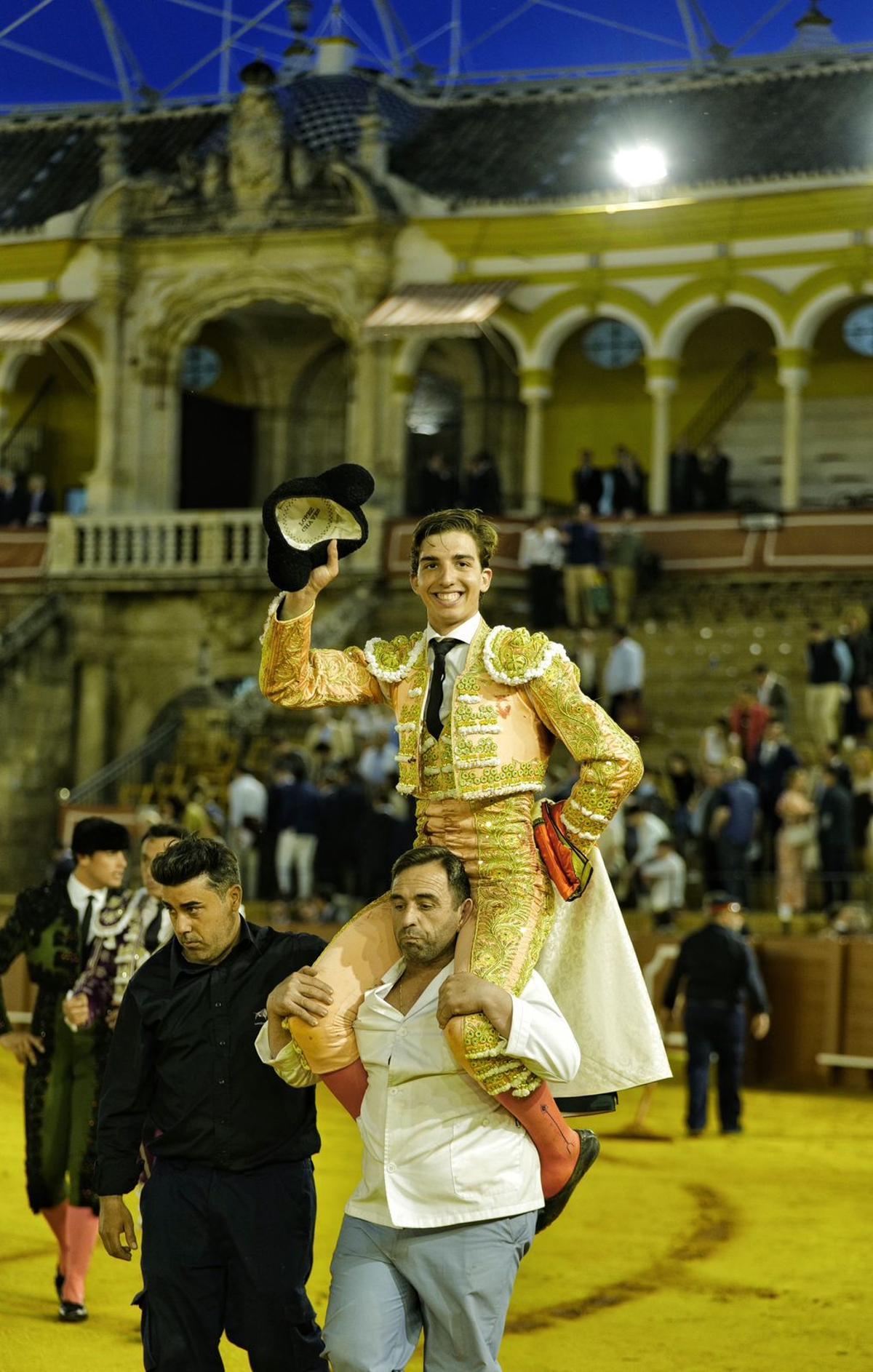 Julio Norte sale a hombros por la puerta de cuadrillas tras cortar sendas orejas en la Maestranza.