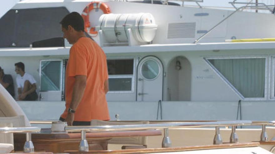 Zaplana, en el yate &#039;Ubi bene&#039; en aguas baleares en el verano de 2004.