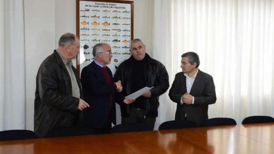 Manuel Pena, Durán, el empresario Ignacio Piñeiro y el alcalde en la reunión de ayer.  // G. Núñez