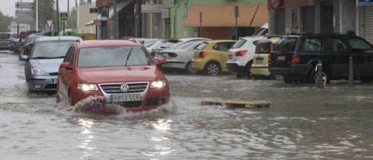 La lluvia levantó trapas en la avenida de la playa e inundó Periodista Azzati.
