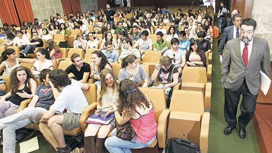 El decano de Medicina, Juan Gestal (dcha), en el encuentro de ayer con los alumnos.  // Xoán Álvarez