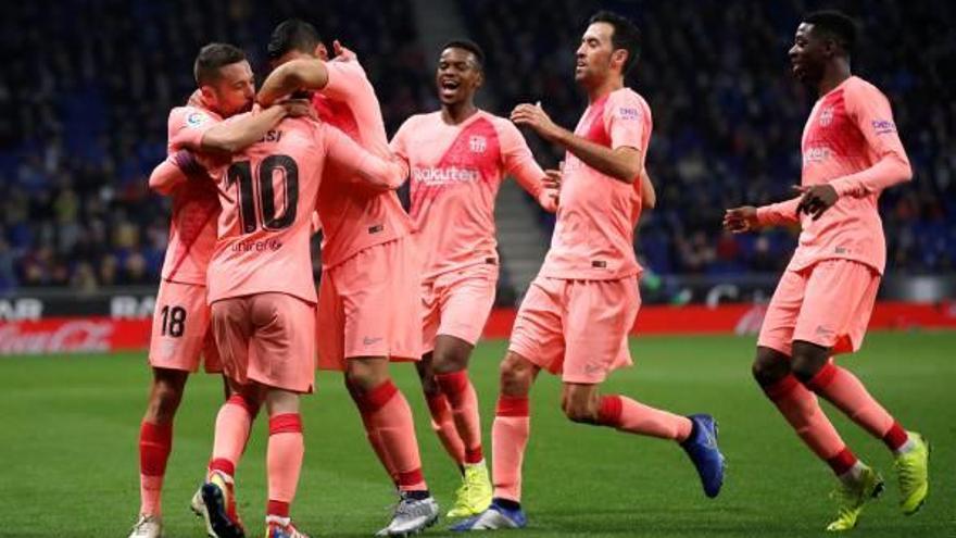 Els jugadors del Barça celebren un dels gols de Leo Messi ahir a l&#039;RCDE Stadium.