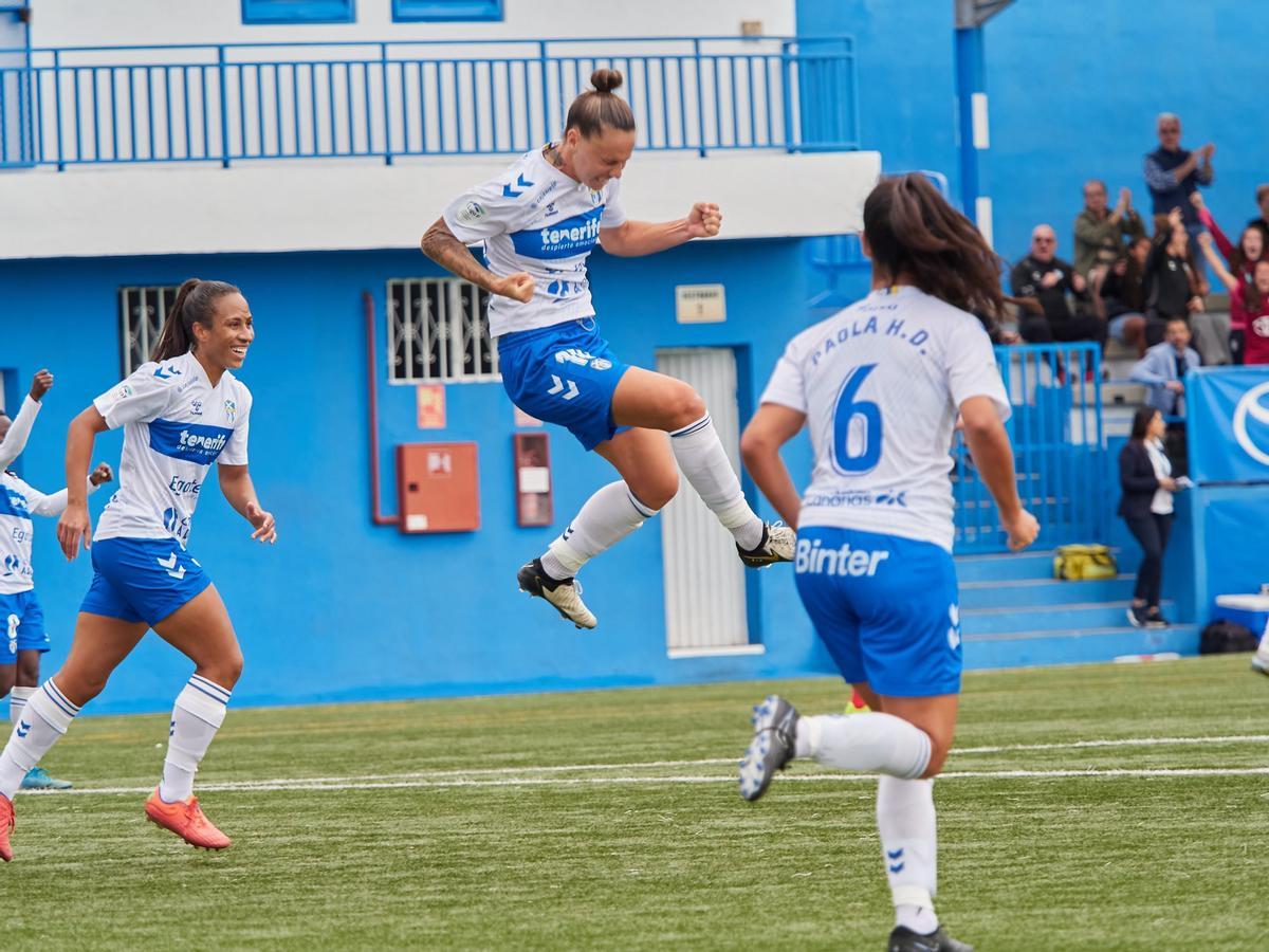 El Costa Adeje Tenerife celebrando un gol