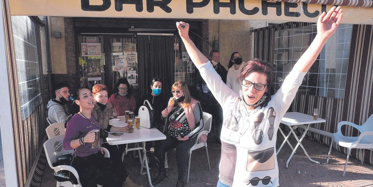 Algunos de los afortunados celebraron su fortuna en los bares de Pinoso.