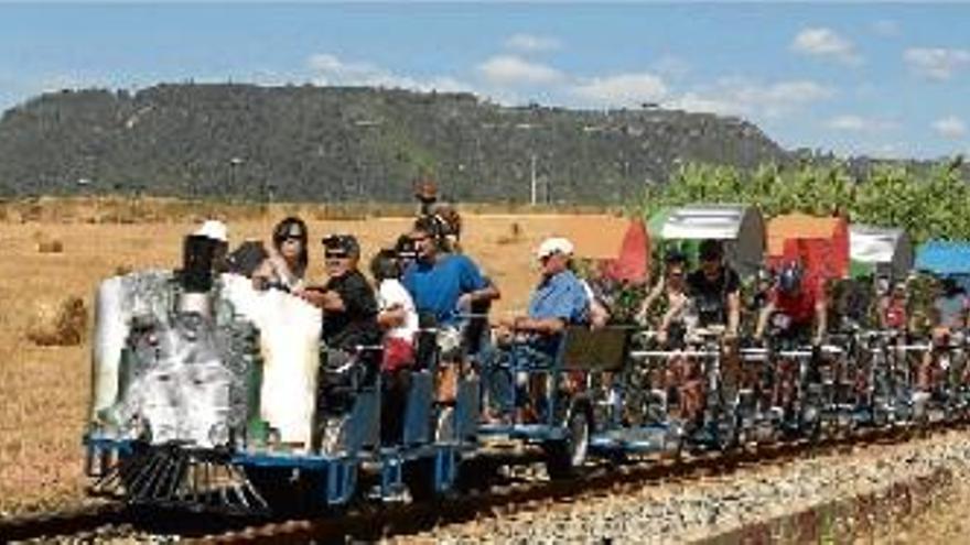 L&#039;Ecorail permetia visitar el pla de Bages dalt d&#039;un trenet o pedalant amb bicicletes que aprofiten la via