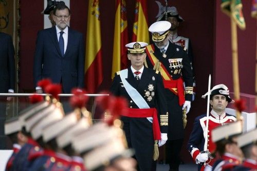 LOS REYES PRESIDEN EL DESFILE DE LA FIESTA NACIONAL, CON 3.400 MILITARES