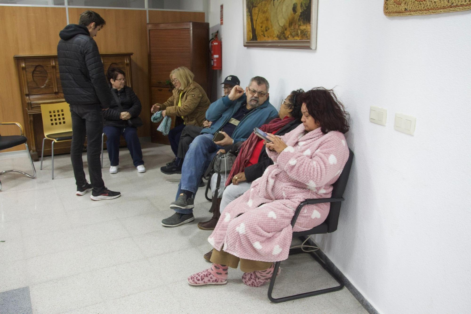 Desalojo de vecinos afectados por el incendio de Aigües