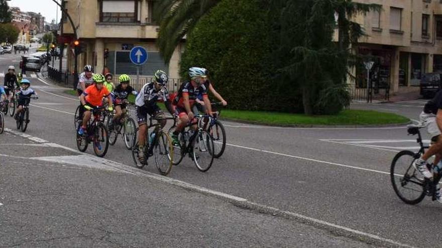 La marcha ciclista solidaria, a su paso por la calle Alcalde Parrondo de la Pola.