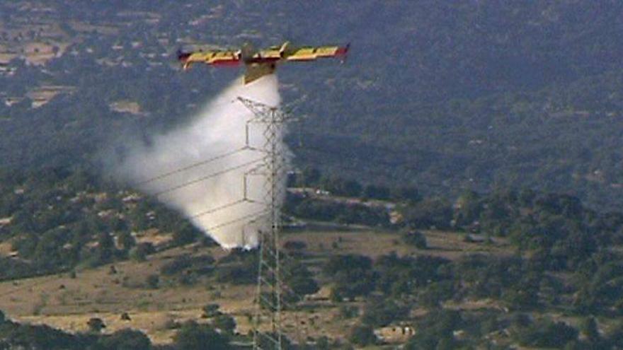 Los vecinos desalojados por el incendio en Tres Cantos regresan a sus casas