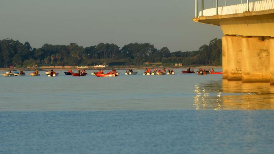 El marisqueo a flote regresa al trabajo en A Illa con poco optimismo