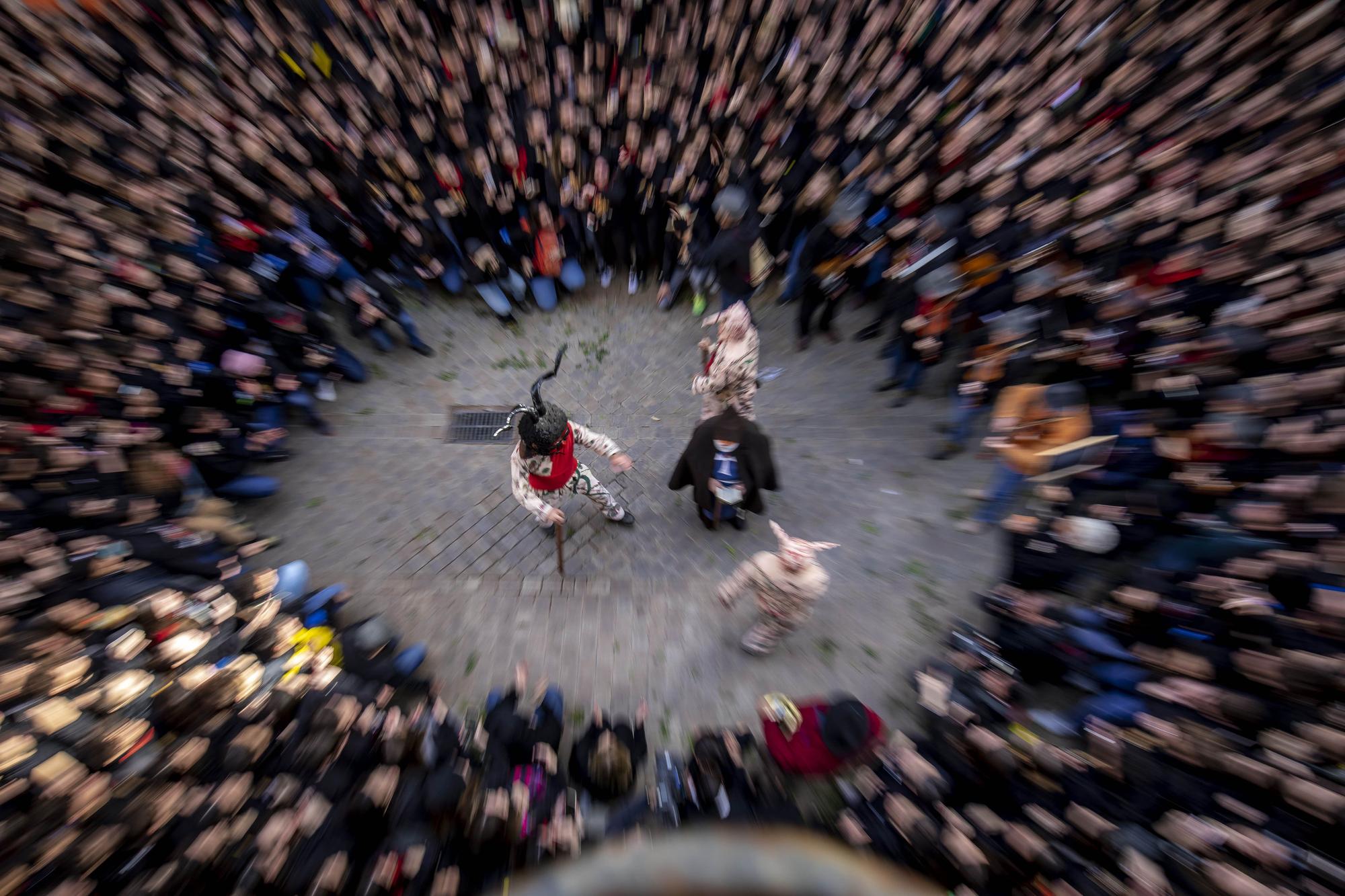 Sant Antoni 2023: Baile de los 'dimonis' en el ayuntamiento de Manacor