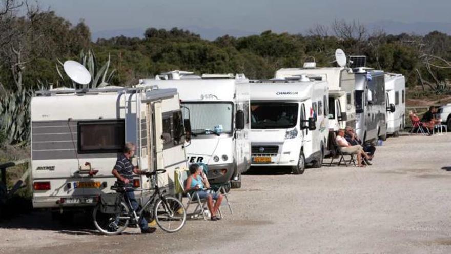 Algunas de las caravanas que se podían ver ayer por la mañana frente a La Marina.