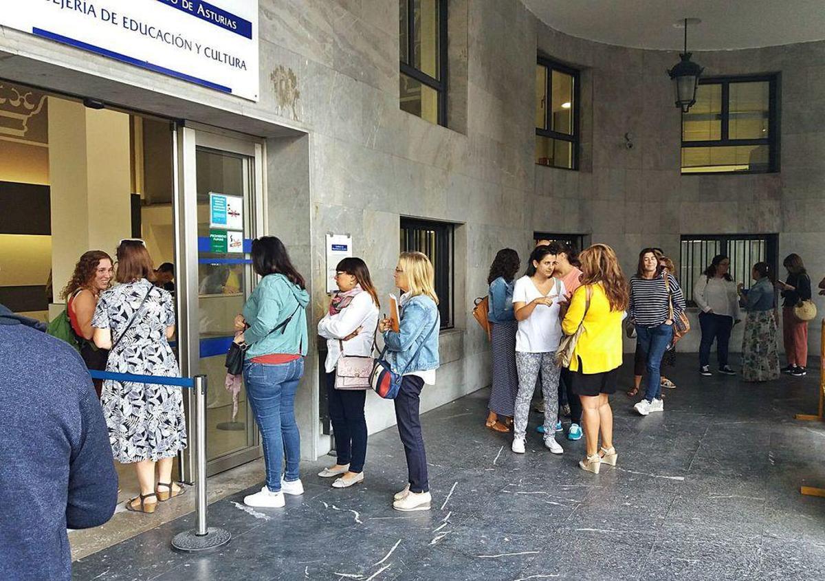 Cola de profesores interinos ante la Consejería de Educación, en una imagen de archivo.