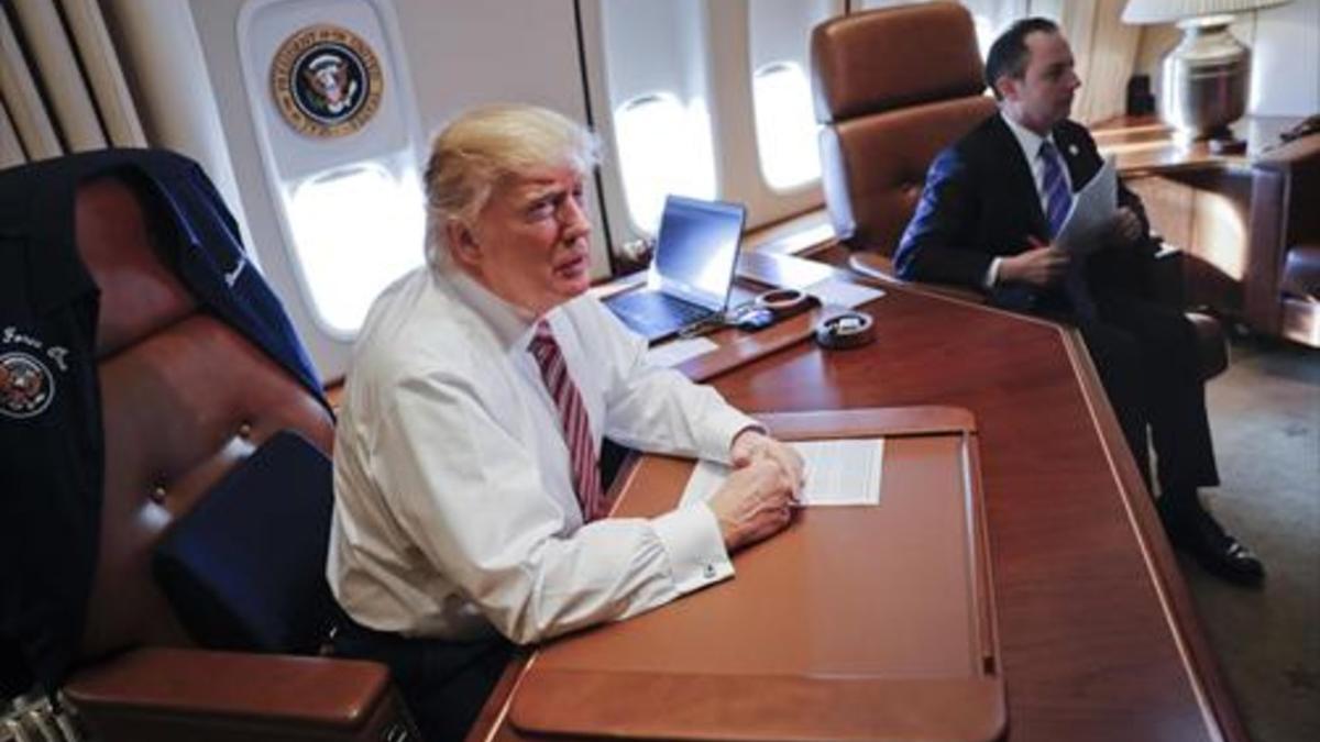 Trump, en su despacho del avión Air Force One, ayer.