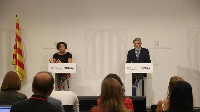La consellera d’Economia i Finances, Alícia Romero, i el secretari d’Hisenda, Antoni Fernández, durant la roda de premsa sobre el frau fiscal.