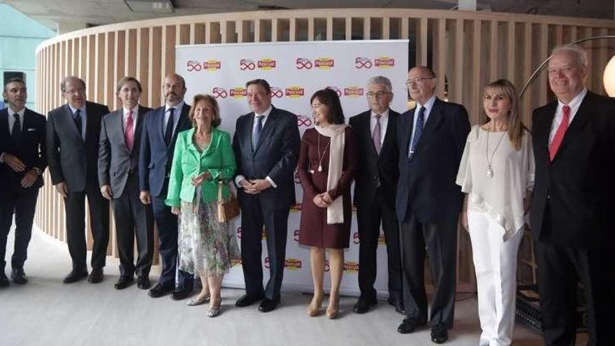 Miembros de la familia Pascual y autoridades antes del inicio de la convención de los 50 años de Pascual en Madrid.