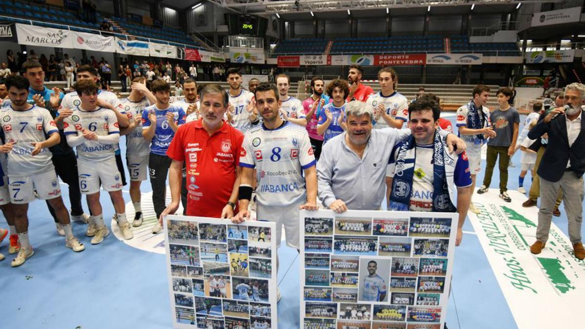 Entrega de un recuerdo a los jugadores que dejan el equipo. |  // G. SANTOS