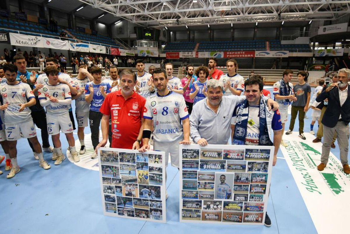 Entrega de un recuerdo a los jugadores que dejan el equipo. | // G. SANTOS