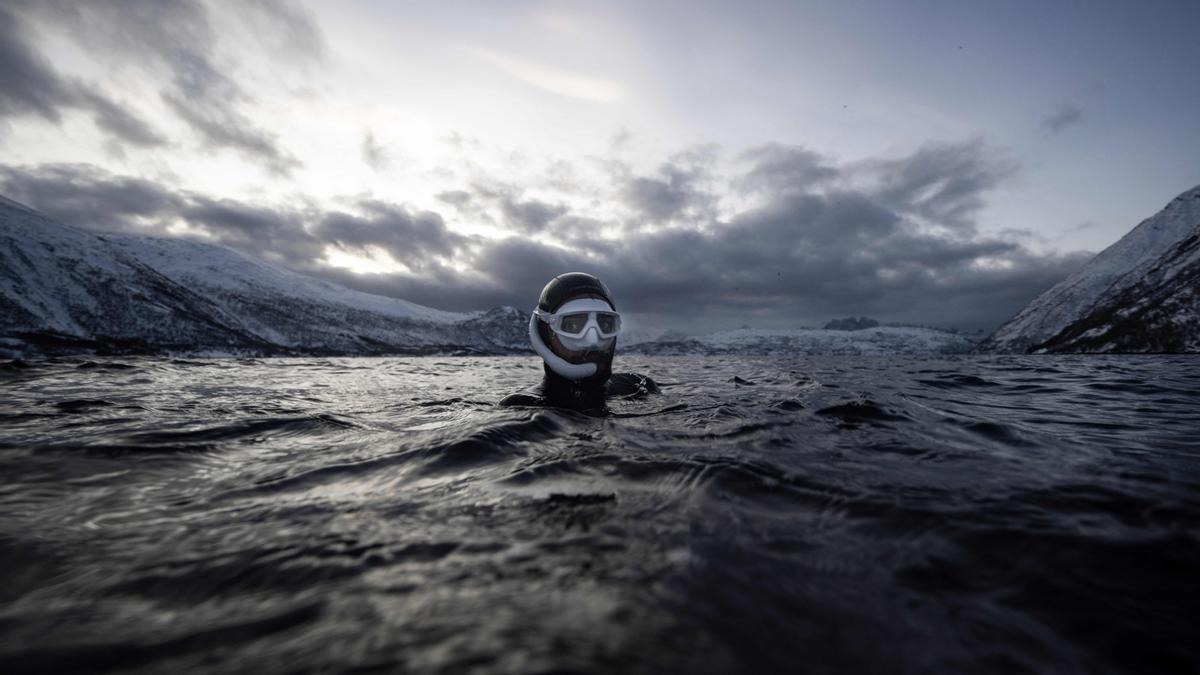 El cinco veces campeón mundial de apnea, el francés Arthur Guerin-Boeri, calienta antes de las inmersiones en las profundidades para avistar orcas en la isla Spildra, al norte del Círculo Polar Ártico