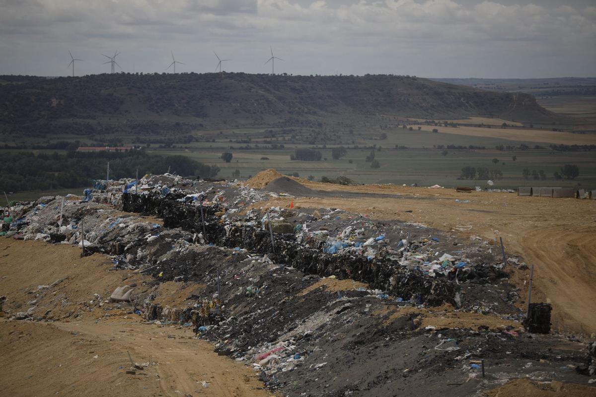 Efectos del incendio en el Centro de Residuos de Fresno de la Ribera.