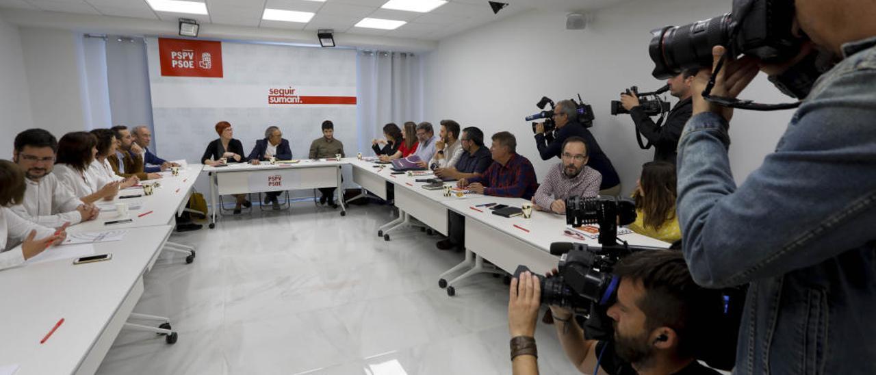 Participantes en la reunión negociadora del nuevo pacto del Botànic que se celebró ayer en la sede del PSPV.